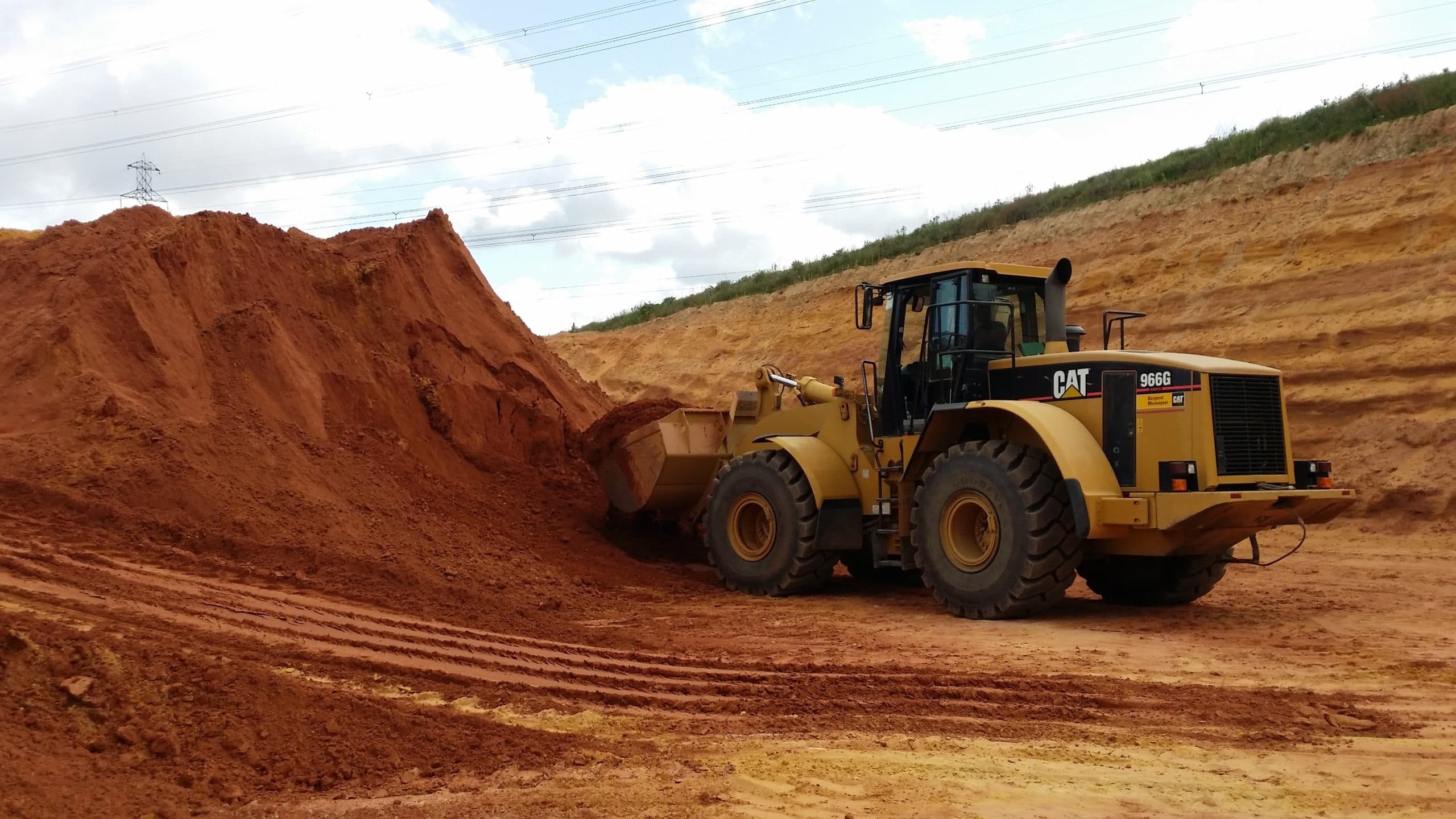 Chargeur CAT dans la carriere de sable des Sablieres Longevilloises